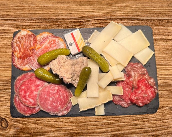 Cacahuètes, charcuterie, fines tranches de pain et fromage 